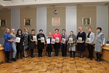 «Оренбургским девушкам в шинелях…»